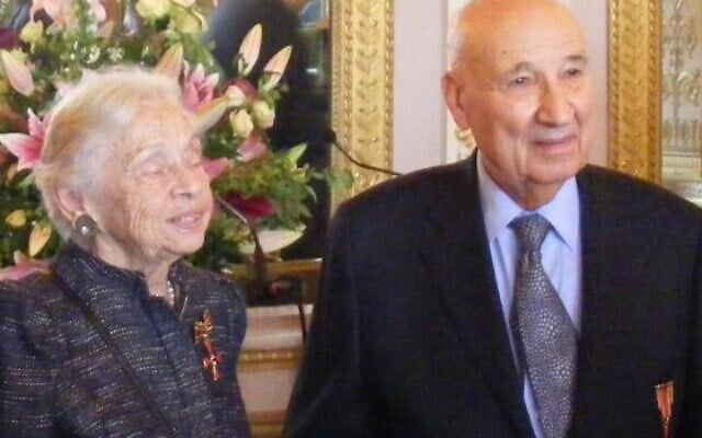 Liliane et Raphaël Esrail, décorés de la Croix du mérite de la RFA par l’ambassadrice de l’Allemagne à Paris au palais de Beauharnais, en 2013. (Crédit : cercleshoah.org) Liliane et Raphaël Esrail, décorés de la Croix du mérite de la RFA par l’ambassadrice de l’Allemagne à Paris au palais de Beauharnais, en 2013. (Crédit : cercleshoah.org)