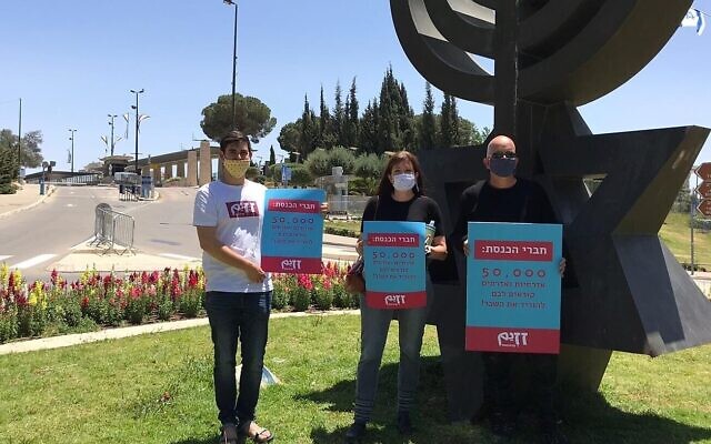 Moshe Nadler (à droite), photographié devant la Knesset à Jérusalem avant de soumettre une pétition de 50 000 signatures demandant aux députés de réduire leurs salaires par solidarité avec la nation, le 4 mai 2020. (Autorisation, Moshe Nadler) Moshe Nadler (à droite), photographié devant la Knesset à Jérusalem avant de soumettre une pétition de 50 000 signatures demandant aux députés de réduire leurs salaires par solidarité avec la nation, le 4 mai 2020. (Autorisation, Moshe Nadler)