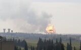 Explosion suite à une attaque israélienne présumée menée contre une cache d'armes du Hezbollah près de Homs, dans le centre de la Syrie, le 1er mai 2020. (Capture d'écran : Twitter)