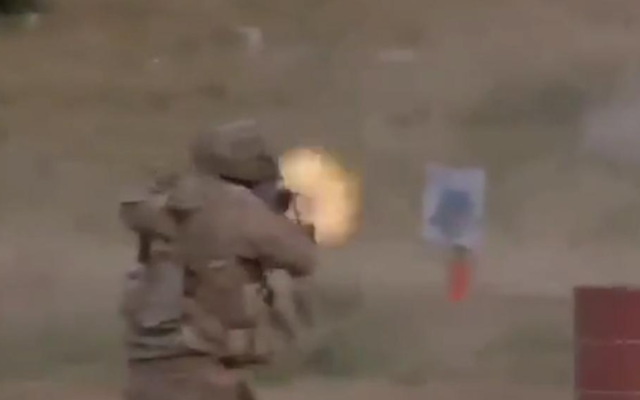 Illustration : Un militant du Hezbollah tirant sur une cible portant une étoile de David bleue. (Capture d'écran) Illustration : Un militant du Hezbollah tirant sur une cible portant une étoile de David bleue. (Capture d'écran)