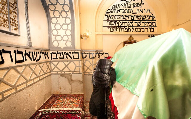 Des Juives iraniennes prient au tombeau d'Esther (Crédit : Shutterstock)