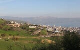 Une vue de Tibériade depuis la forêt suisse, qui a été plantée au-dessus de la ville pour endiguer le ruissellement des pluies. (Crédit : Shmuel Bar-Am)