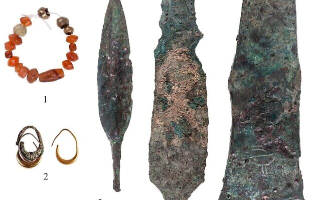 Armes et bijoux découverts dans un temple cananéen du XIIe siècle avant J.-C. à Lachish. (T. Rogovski)