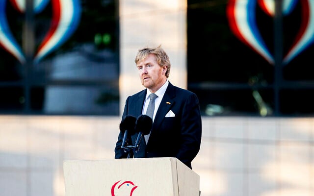 Le roi Willem-Alexander s'exprimant durant une cérémonie de la Journée de commémoration nationale, à Amsterdam, aux Pays-Bas, le 4 mai 2020 (Crédit :  Patrick van Katwijk/BSR Agency/Getty Images)