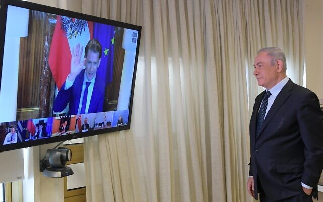 Le Premier ministre Benjamin Netanyahu participe à une visioconférence avec les leaders des pays qui sont parvenus à contrôler l'épidémie de coronavirus, le 7 mai 2020 (Crédit :  Amos Ben-Gershom/GPO)