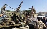 Les forces loyales au gouvernement d'union nationale libyen (GNA - Government of National Accord), le 18 avril 2019, après avoir pris le contrôle de la région d'al-Aziziyah, située à quelque 40 kilomètres au sud de la capitale libyenne Tripoli, à la suite d'affrontements féroces avec les forces loyales à l'homme fort Khalifa Haftar. (Mahmoud TURKIA / AFP)