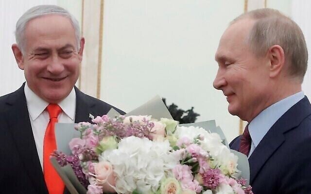 Le président russe Vladimir Poutine (à droite) tient un bouquet de fleurs aux côtés du Premier ministre Benjamin Netanyahu lors de leur rencontre au Kremlin à Moscou, le 30 janvier 2020. (Maxim Shemetov/Pool/AFP) Le président russe Vladimir Poutine (à droite) tient un bouquet de fleurs aux côtés du Premier ministre Benjamin Netanyahu lors de leur rencontre au Kremlin à Moscou, le 30 janvier 2020. (Maxim Shemetov/Pool/AFP)