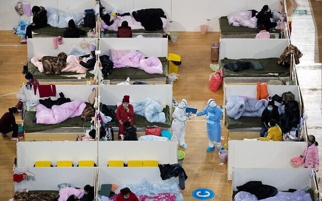Des médecins circulent parmi les patients présentant de légers symptômes du coronavirus COVID-19 à l'hôpital Fangcai installé dans une salle de sport à Wuhan, dans la province centrale du Hubei en Chine, le 18 février 2020. (Stringer/AFP) Des médecins circulent parmi les patients présentant de légers symptômes du coronavirus COVID-19 à l'hôpital Fangcai installé dans une salle de sport à Wuhan, dans la province centrale du Hubei en Chine, le 18 février 2020. (Stringer/AFP)