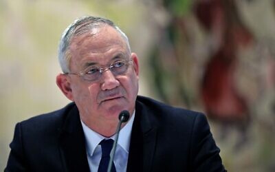 Le Premier ministre d'alternance et ministre de la Défense Benny Gantz lors d'une réunion du cabinet du nouveau gouvernement dans la salle Chagall de la Knesset, à Jérusalem, le 24 mai 2020. (Crédit : ABIR SULTAN / POOL / AFP)