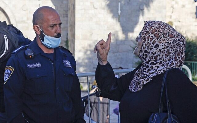 Une Palestinienne se querelle avec un membre des forces de sécurité israéliennes lors d'une manifestation organisée à la porte de Damas, dans la Vieille ville de Jérusalem, un lendemain de la mort d'Iyad Hala, un autiste palestinien abattu par les policiers, le 31 mai 2020 (Crédit : AHMAD GHARABLI / AFP) Une Palestinienne se querelle avec un membre des forces de sécurité israéliennes lors d'une manifestation organisée à la porte de Damas, dans la Vieille ville de Jérusalem, un lendemain de la mort d'Iyad Hala, un autiste palestinien abattu par les policiers, le 31 mai 2020 (Crédit : AHMAD GHARABLI / AFP)