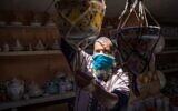 Un potier marocain expose son travail dans une boutique de la ville de Sale, au nord de la capitale Rabat, le 3 juin 2020, lors de la nouvelle épidémie de coronavirus. (Photo par FADEL SENNA / AFP)