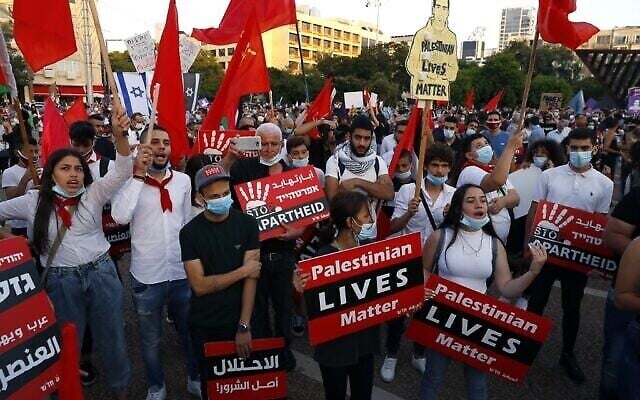 Des manifestants réunis sur la place Rabin, à Tel Aviv, contre le plan israélien d'annexion de la Cisjordanie (Crédit : JACK GUEZ / AFP)