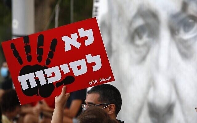 Un manifestant brandit un panneau sur lequel est écrit "Non à l'annexion" pour dénoncer le projet israélien d'annexion de la Cisjordanie sur la place Rabin de Tel Aviv, le 6 juin 2020 (Crédit : JACK GUEZ / AFP)