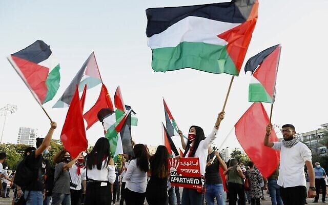 Des manifestants réunis sur la place Rabin, à Tel Aviv, contre le plan israélien d'annexion de la Cisjordanie (Crédit : JACK GUEZ / AFP)