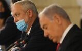 Le Premier ministre Benjamin Netanyahu (à droite) et le ministre de la Défense Benny Gantz lors du conseil de cabinet hebdomadaire à Jérusalem, le 7 juin 2020. (Menahem Kahana/AFP)