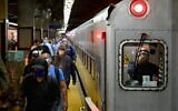 Des usagers du métro arrivent à Grand Central Station avec la ligne nord du métro pendant l'heure de pointe le 8 juin 2020 à New York. (Photo par Angela Weiss / AFP)