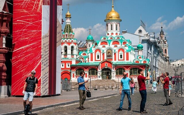 La population profite d'un jour ensoleillé et doux dans le centre-ville de Moscou, le 9 juin 2020. (Photo par Dimitar DILKOFF / AFP)