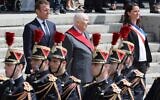 Le président français Emmanuel Macron aux côtés de Daniel Cordier, résistant pendant la Seconde Guerre mondiale, lors d'une cérémonie commémorant l'appel du général Charles De Gaulle en juin 1940 à la résistance française contre l'Allemagne nazie, au mémorial national du Mont Valérien à Suresnes, en dehors de Paris, le 18 juin 2018. (Crédit : LUDOVIC MARIN / AFP)