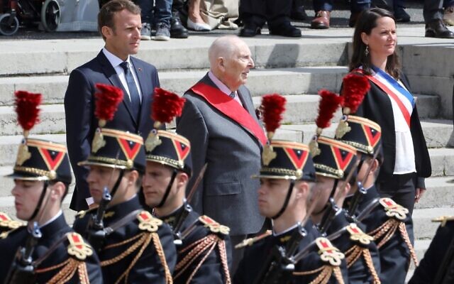 Le président français Emmanuel Macron aux côtés de Daniel Cordier, résistant pendant la Seconde Guerre mondiale, lors d'une cérémonie commémorant l'appel du général Charles De Gaulle en juin 1940 à la résistance française contre l'Allemagne nazie, au mémorial national du Mont Valérien à Suresnes, en dehors de Paris, le 18 juin 2018. (Crédit : LUDOVIC MARIN / AFP)