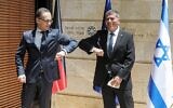 Le ministre israélien des Affaires étrangères Gabi Ashkenazi (à droite) salue son homologue allemand Heiko Maas avec un "coup de coude", en raison de la pandémie de coronavirus COVID-19, au ministère à Jérusalem le 10 juin 2020. (Menahem KAHANA / AFP)