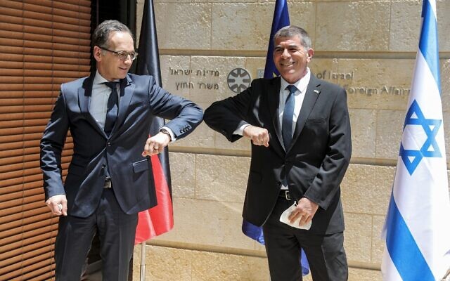 Le ministre israélien des Affaires étrangères Gabi Ashkenazi (à droite) salue son homologue allemand Heiko Maas avec un "coup de coude", en raison de la pandémie de coronavirus COVID-19, au ministère à Jérusalem le 10 juin 2020. (Menahem KAHANA / AFP)