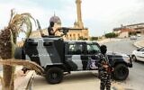 Des membres des forces de sécurité affiliées au ministère de l'Intérieur du gouvernement libyen d'accord national (GNA) se tiennent à un poste de contrôle de fortune dans la ville de Tarhuna, à environ 65 kilomètres au sud-est de la capitale Tripoli, le 11 juin 2020. (Crédit : Mahmud TURKIA / AFP)