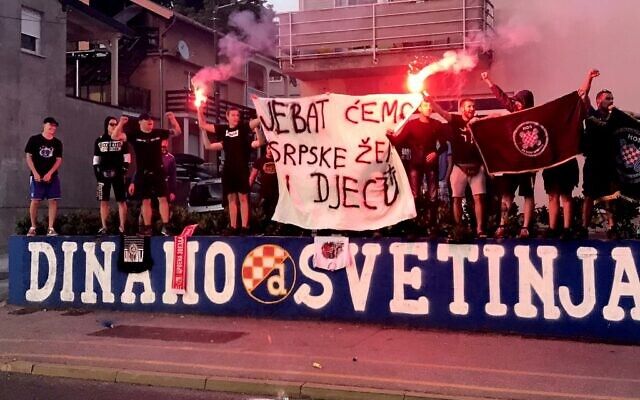 Une bannière anti-serbe déployée par des fans de football croates disant "On va b... les femmes et les enfants serbes!" qui a suscité l'indignation dans le pays, le 12 juin 2020 (Crédit : fans Photo by - / AFP) Une bannière anti-serbe déployée par des fans de football croates disant "On va b... les femmes et les enfants serbes!" qui a suscité l'indignation dans le pays, le 12 juin 2020 (Crédit : fans Photo by - / AFP)