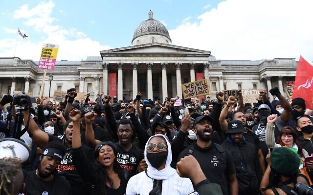 Des manifestants réunis en soutien au mouvement Black Lives Matter pour une manifestation à Trafalgar Sqaure dans le centre de Londres, le 13 juin 2020 (Crédit : DANIEL LEAL-OLIVAS / AFP) Des manifestants réunis en soutien au mouvement Black Lives Matter pour une manifestation à Trafalgar Sqaure dans le centre de Londres, le 13 juin 2020 (Crédit : DANIEL LEAL-OLIVAS / AFP)