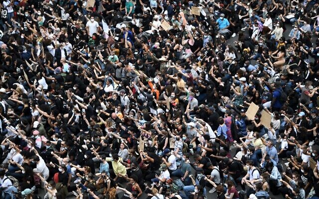 Des manifestants place de la République, à Paris, lors d'une manifestation le 13 juin 2020 lors de laquelle certains participants ont scandé des propos antisémites. (Crédit : Anne-Christine POUJOULAT / AFP) Des manifestants place de la République, à Paris, lors d'une manifestation le 13 juin 2020 lors de laquelle certains participants ont scandé des propos antisémites. (Crédit : Anne-Christine POUJOULAT / AFP)