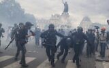 Des CRS lors d'un rassemblement contre la discrimination raciste et la violence policière, sur la place de la République à Paris, le 13 juin 2020. (Crédit : Thomas SAMSON / AFP)