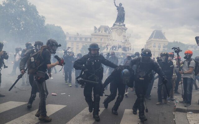 Des CRS lors d'un rassemblement contre la discrimination raciste et la violence policière, sur la place de la République à Paris, le 13 juin 2020. (Crédit : Thomas SAMSON / AFP) Des CRS lors d'un rassemblement contre la discrimination raciste et la violence policière, sur la place de la République à Paris, le 13 juin 2020. (Crédit : Thomas SAMSON / AFP)