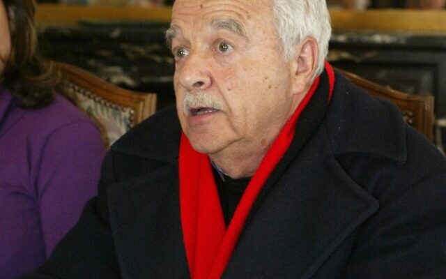Maurice Rajsfus, survivant de la Shoah, historien et activiste des droits de l'Homme, pendant la présentation de la liste "Euro-Palestine" aux élections européennes, le 5 mai 2004 (Crédit : Mehdi FEDOUACH / AFP) Maurice Rajsfus, survivant de la Shoah, historien et activiste des droits de l'Homme, pendant la présentation de la liste "Euro-Palestine" aux élections européennes, le 5 mai 2004 (Crédit : Mehdi FEDOUACH / AFP)