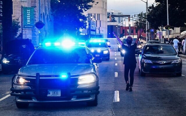 Une manifestante bloque la circulation devant le Georgia State Capitol lors d'une manifestation pour protester contre la mort de Rayshard Brooks. Il a été tué par la police sur le parking d'un restaurant à Atlanta, en Géorgie, le 17 juin 2020. (Photo par CHANDAN KHANNA / AFP) Une manifestante bloque la circulation devant le Georgia State Capitol lors d'une manifestation pour protester contre la mort de Rayshard Brooks. Il a été tué par la police sur le parking d'un restaurant à Atlanta, en Géorgie, le 17 juin 2020. (Photo par CHANDAN KHANNA / AFP)