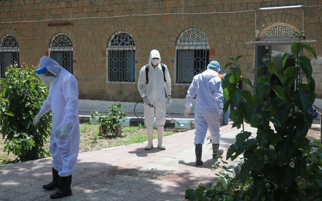 Du personnel médical yéménite désinfecte des combinaisons dans la cour d'un centre de quarantaine où des patients COVID-19 sont traités, dans la troisième ville du Yémen, Taez, le 21 juin 2020. (Crédit : AHMAD AL-BASHA / AFP) Du personnel médical yéménite désinfecte des combinaisons dans la cour d'un centre de quarantaine où des patients COVID-19 sont traités, dans la troisième ville du Yémen, Taez, le 21 juin 2020. (Crédit : AHMAD AL-BASHA / AFP)