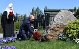 Le président russe Vladimir Poutine, accompagné du patriarche orthodoxe Cyrille de Moscou, dépose des fleurs sur un monument à l'extérieur de la cathédrale des Forces armées dans un parc à thème militaire à l'extérieur de Moscou, le 22 juin 2020. (Crédit : Alexey NIKOLSKY / SPUTNIK / AFP)