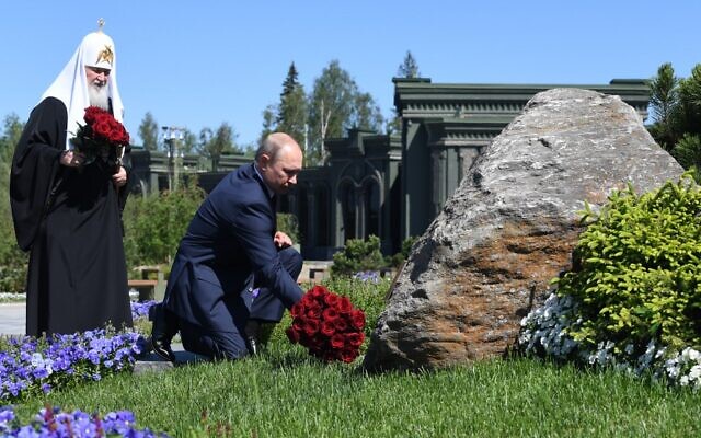 Le président russe Vladimir Poutine, accompagné du patriarche orthodoxe Cyrille de Moscou, dépose des fleurs sur un monument à l'extérieur de la cathédrale des Forces armées dans un parc à thème militaire à l'extérieur de Moscou, le 22 juin 2020. (Crédit : Alexey NIKOLSKY / SPUTNIK / AFP) Le président russe Vladimir Poutine, accompagné du patriarche orthodoxe Cyrille de Moscou, dépose des fleurs sur un monument à l'extérieur de la cathédrale des Forces armées dans un parc à thème militaire à l'extérieur de Moscou, le 22 juin 2020. (Crédit : Alexey NIKOLSKY / SPUTNIK / AFP)