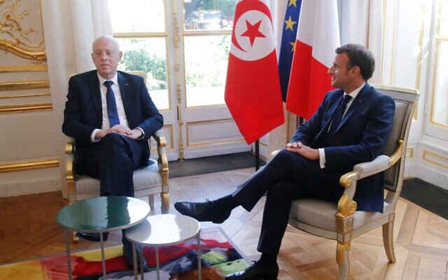 Le président français Emmanuel Macron reçoit le président tunisien Kais Saied, à l'Elysée, à Paris, le 22 juin 2020. (Crédit : CHARLES PLATIAU / POOL / AFP)