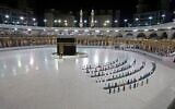 Cette photo prise le 23 juin 2020 montre quelques fidèles en train de réaliser la prière d'al-Fajr à la Kaaba, le sanctuaire le plus saint de l'Islam, au complexe de la Grande Mosquée du lieu saint de la Mecque en Arabie Saoudite. (Photo par STR / AFP)