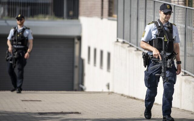 Des policiers patrouillant devant le tribunal de Roskilde qui doit rendre son verdict pour déterminer si un homme irano-norvégien est coupable d'avoir aidé les services de renseignements iraniens à assassiner un opposant iranien exilé dans la ville de Ringsted, au Danemark, le 26 juin 2020. (Crédit : Mads Claus Rasmussen/Ritzau Scanpix/AFP) Des policiers patrouillant devant le tribunal de Roskilde qui doit rendre son verdict pour déterminer si un homme irano-norvégien est coupable d'avoir aidé les services de renseignements iraniens à assassiner un opposant iranien exilé dans la ville de Ringsted, au Danemark, le 26 juin 2020. (Crédit : Mads Claus Rasmussen/Ritzau Scanpix/AFP)