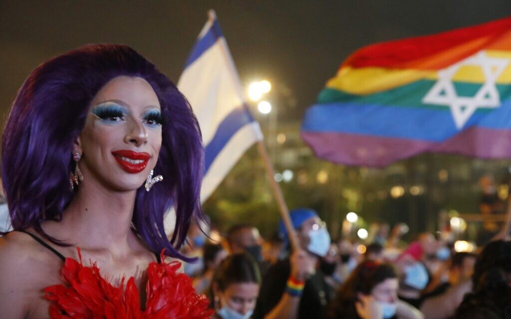 Une drag queen pose au défilé annuel de la fierté de Tel Aviv, le 28 juin 2020. (Crédit : JACK GUEZ / AFP)