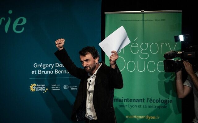 Grégory Doucet, candidat du parti vert français Europe Ecologie Les Verts à la mairie de Lyon, avant son discours de victoire, le 28 juin 2020 à Lyon. (Crédit : JEFF PACHOUD / AFP)