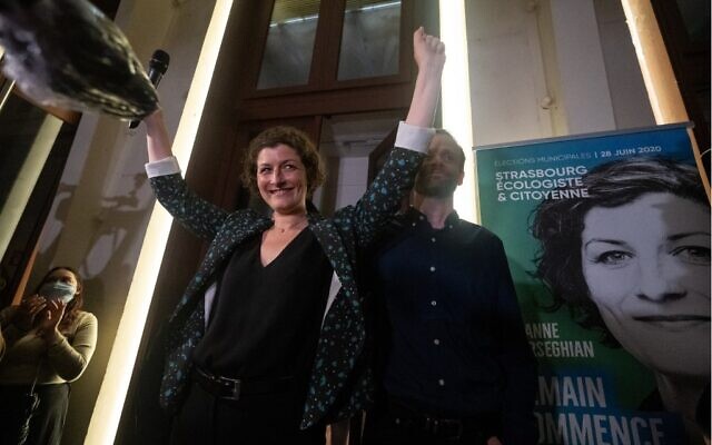 Jeanne Barseghian, candidate à la mairie de Strasbourg pour la liste "Strasbourg écologiste et citoyenne" du parti vert Europe Ecologie Les Verts, célèbre avec ses partisans sa victoire, le 28 juin 2020. (Crédit : PATRICK HERTZOG / AFP)