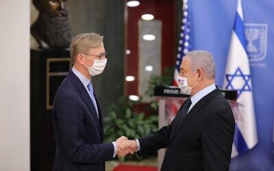 Le représentant spécial américain pour l'Iran Brian Hook et le Premier ministre israélien Benjamin Netanyahu, tous deux portant des masques de protection contre le Covid-19, se serrent la main au bureau du Premier ministre à Jérusalem, le 30 juin 2020. (Crédit : ABIR SULTAN / POOL / AFP) Le représentant spécial américain pour l'Iran Brian Hook et le Premier ministre israélien Benjamin Netanyahu, tous deux portant des masques de protection contre le Covid-19, se serrent la main au bureau du Premier ministre à Jérusalem, le 30 juin 2020. (Crédit : ABIR SULTAN / POOL / AFP)