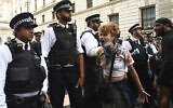 Des policiers forment une ligne pour bloquer les manifestants dans le centre de Londres, le mercredi 3 juin 2020, après une manifestation suite à la mort de George Floyd, un homme noir décédé après avoir été arrêté par des policiers de Minneapolis le 25 mai. (Crédit : Yui Mok / PA via AP)