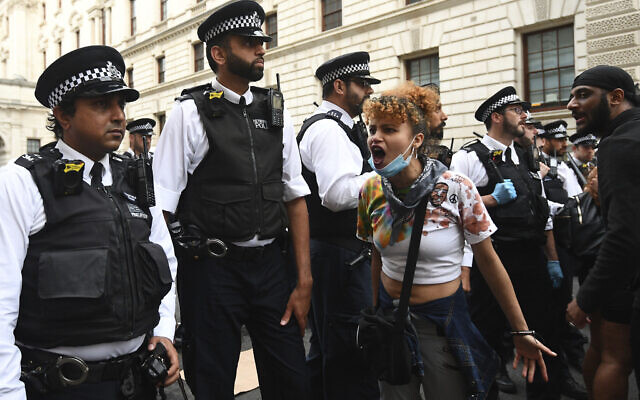 Des policiers forment une ligne pour bloquer les manifestants dans le centre de Londres, le mercredi 3 juin 2020, après une manifestation suite à la mort de George Floyd, un homme noir décédé après avoir été arrêté par des policiers de Minneapolis le 25 mai. (Crédit : Yui Mok / PA via AP)