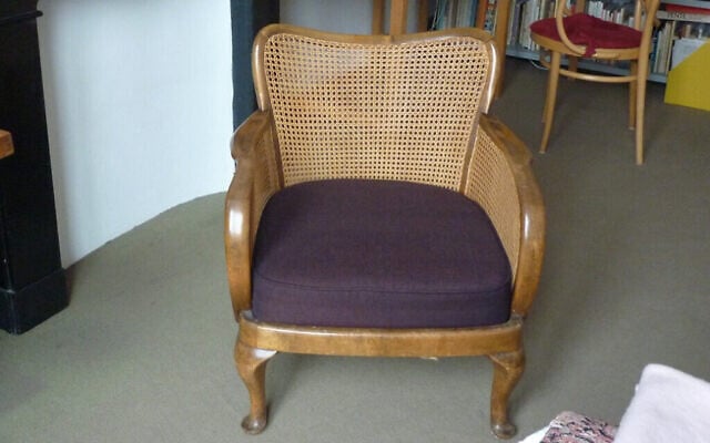 Le fauteuil est présenté dans "The SS Officer's Armchair : Uncovering the Hidden Life of a Nazi" de Daniel Lee. (Avec l'aimable autorisation de "Jana")