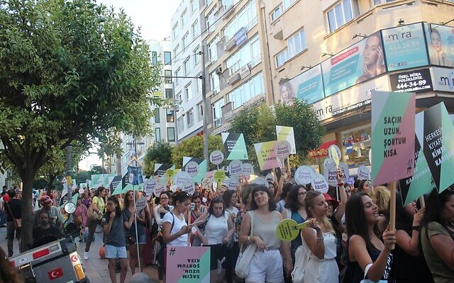 Des femmes qui manifestent en Turquie lors de l’évènement "Kiyafetime karisma", dans le quartier de Kadikoy, à Istanbul, le 29 juillet 2017. (Crédit : Neslihan_Turan / CC BY-SA 4.0) Des femmes qui manifestent en Turquie lors de l’évènement "Kiyafetime karisma", dans le quartier de Kadikoy, à Istanbul, le 29 juillet 2017. (Crédit : Neslihan_Turan / CC BY-SA 4.0)