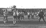 L’équipe israélienne de football en 1964, après sa victoire en coupe d’Asie, à Ramat Gan. (Crédit : GPO)