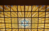 Le vitrail intérieur de la synagogue Copernic, à Paris. (Crédit : GFreihalter / CC BY-SA 3.0)