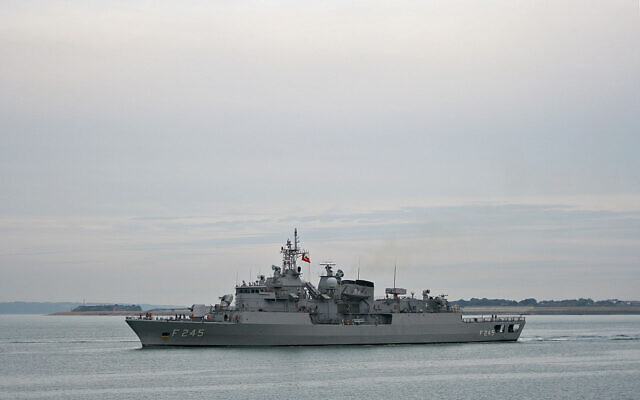La frégate turque F-245 TCG Oruç Reis au départ de la base navale de Portsmouth au Royaume-Uni, le 21 septembre 2009. (Crédit : Brian Burnell / George Hutchinson / CC BY-SA 3.0)